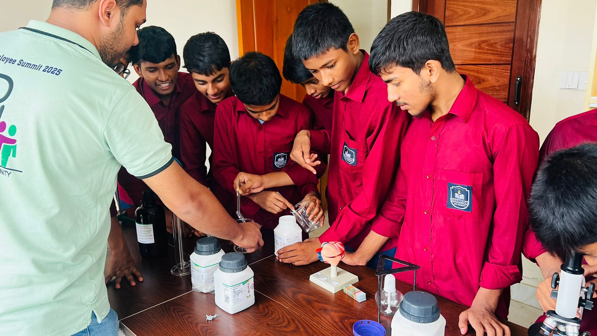 মাইক্রোস্কোপে খুঁজে ফিরছে বিজ্ঞানের অজানা রহস্য